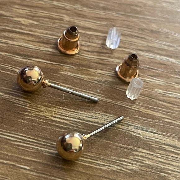 Set of gold tone stud earrings - Picture 4 of 4